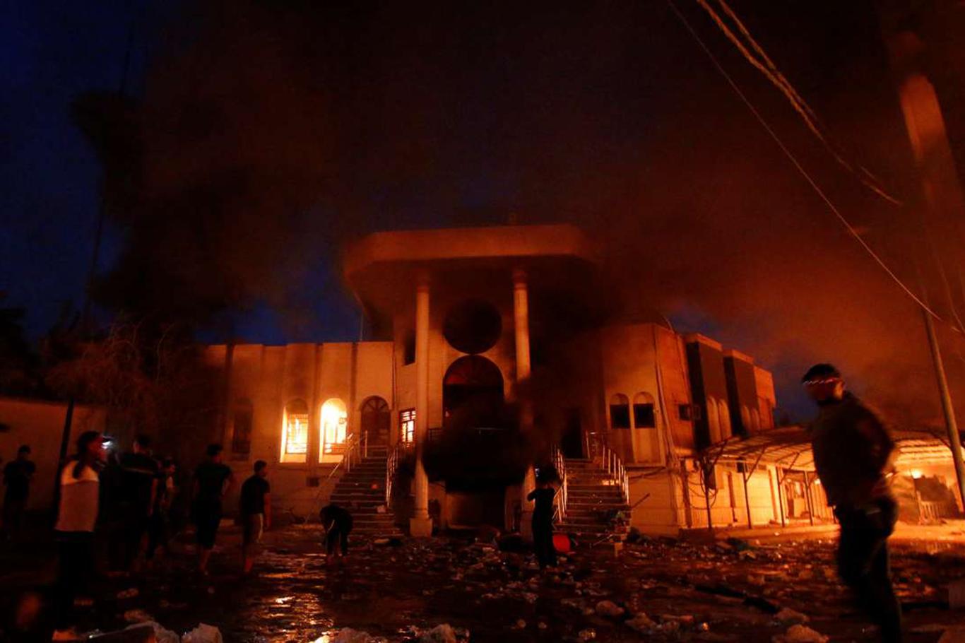 Basra'da İran Konsolosluğu ateşe verildi Basra'da İran Konsolosluğu ateşe verildi